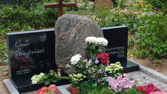 Knuta Skujenieka piemiņas vieta Raiņa kapos