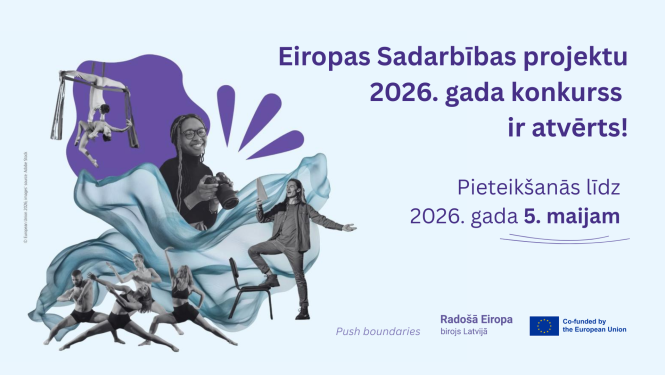Vizuālais materiāls - attēla kreisajā pusē uz gaiši zila fona ir izvietots teksts "Eiropas Sadarbības projektu 2026. gada konkurss ir atvērts, pieteikšanās līdz 5. maijam". Attēla labajā pusē ir kolāža violeti-zilos toņos, kas attēlo cilvēku figūras - dejotājus, fotogrāfi, dzejnieku, kas ir vizuāli savienoti kolāžā ar krāsainu formu palīdzību 