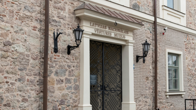 Rīgas pils fasāde, Latvijas Nacionālā vēstures muzeja ieeja