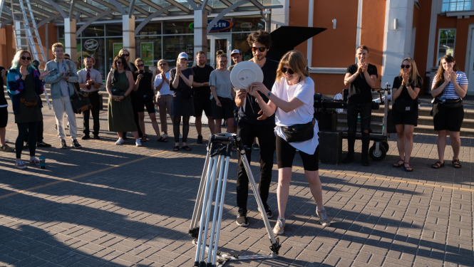Režisores Lienes Lindes dramēdijas “Melnais samts” filmēšanas pirmā kadra rituāls, foto: Andrejs Strokins