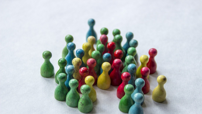 Krāsaini spēļu kauliņi