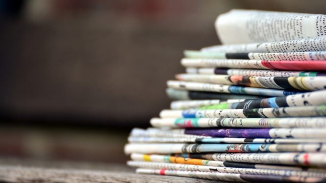 Preses izdevumi uz galda