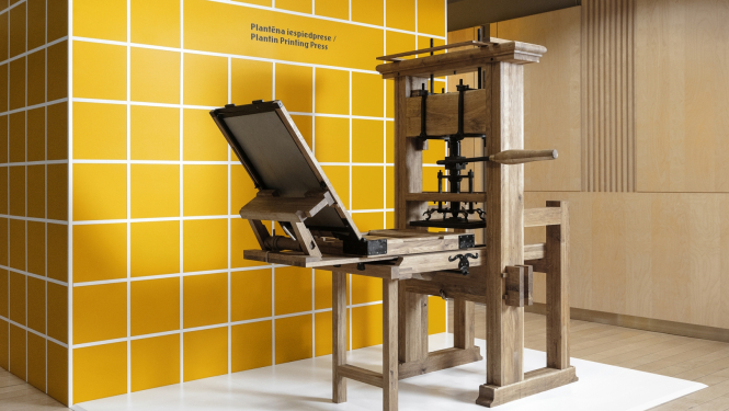 Eiropas tipogrāfa Kristofa Plantēna rekonstruētās iespiedpreses kopija Latvijas Nacionālās bibliotēkas 5. stāva ātrijā, foto: Reinis Hofmanis