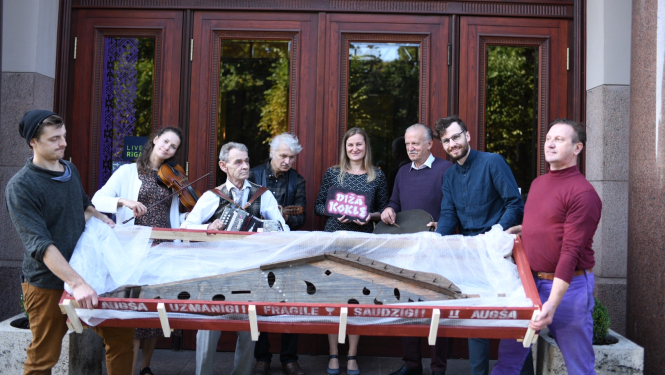 Dižās kokles oriģināla pārvešana uz Rīgas Latviešu biedrību. Rīgas Latviešu biedrības darba grupa.