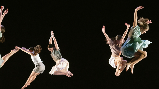 Dejotāji uz skatuves