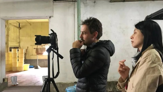 Japānas organizācijas “EU – Japan Fest” divi dalībnieki ar fotokameru