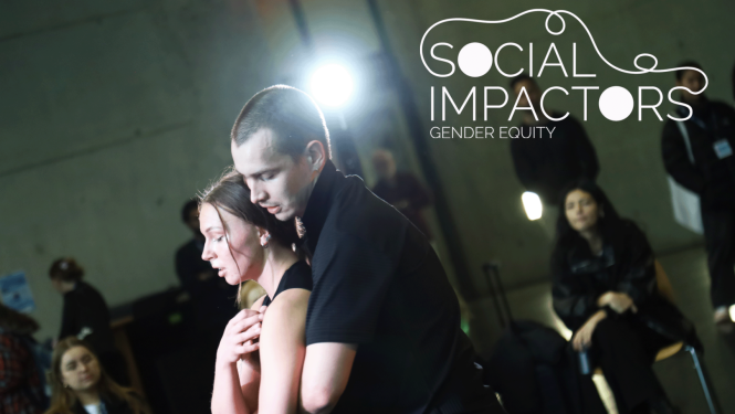 Asociatīvs attēls - sievietes un vīrieša laikmetīgās dejas performance uz skatuves