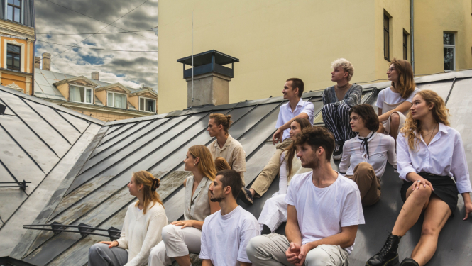 11 aktieri sēž uz jumta