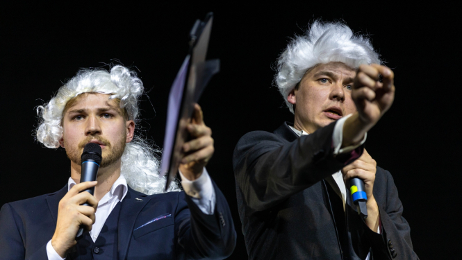 Teātra antibalvas “Zelta muša” pasniegšanas ceremonijas vadītāji