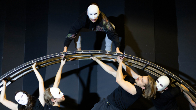 Laikmetīgā masku komēdija: Sapņotāji, aktieri uz skatuves