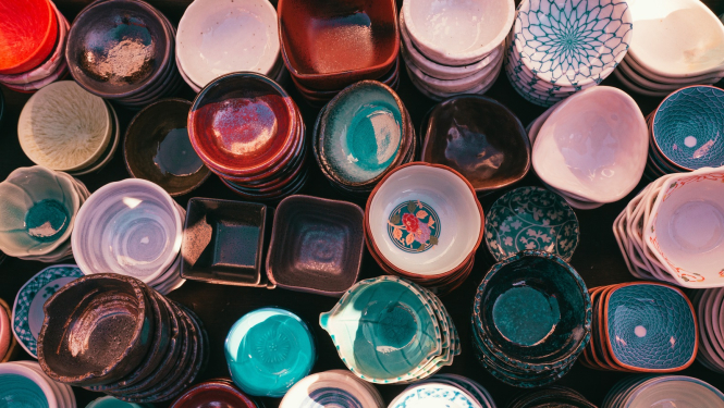 Attēls ar keramikas traukiem