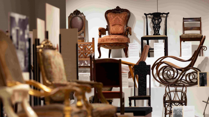 Izstādes “Katram savs krēsls” ekspozīcijas fragments. Foto: Astrīda Meirāne.