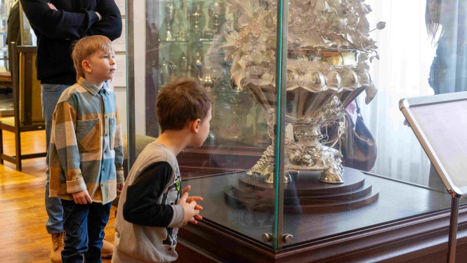 Rīgas vēstures un kuģniecības muzeja ekspozīciju aplūko jaunieši. Foto: M. L. Gredzena (RVKM)