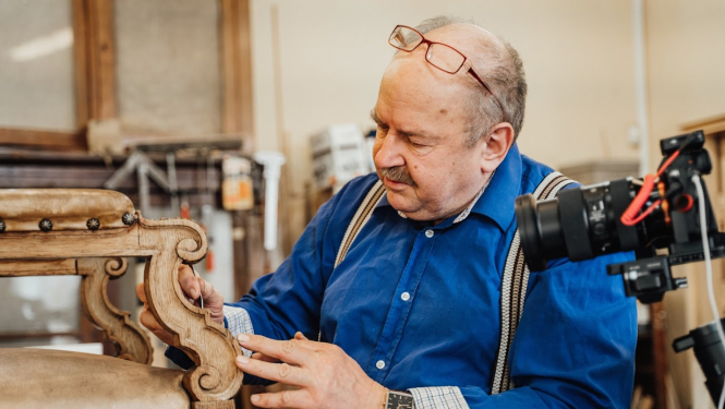 RVKM mēbeļu, kokgriezumu restaurators Dainis Andersons darba procesā. Foto: Jānis Romanovskis