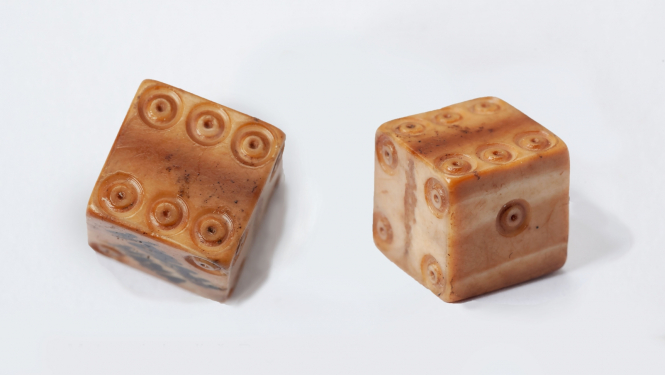 Metamais kauliņš. 13.-15. gs., materiāls: rags. Uziets arheoloģiskās izpētes darbos Trokšņu ielā 14, 1973. g. Izpētes vadītājs Andris Caune. Rīgas vēstures un kuģniecības muzeja krājums.