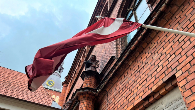 Latvijas karogs pie Rīgas vēstures un kuģniecības muzeja ēkas