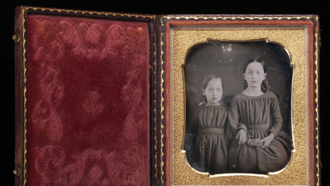 Dagerotips. Meiteņu dubultportrets. Ap 1858. gadu. Autors – nezināms. Latvijas Fotogrāfijas muzeja krājums. Foto: Mārtiņš Lablaiks