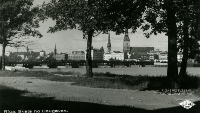 Pastkarte “Rīgas panorāma no Daugavas kreisā krasta”. Krišjāna Vībura izdevniecība “Fotobrom”. 1930. gadu otrā puse. No RVKM krājuma.