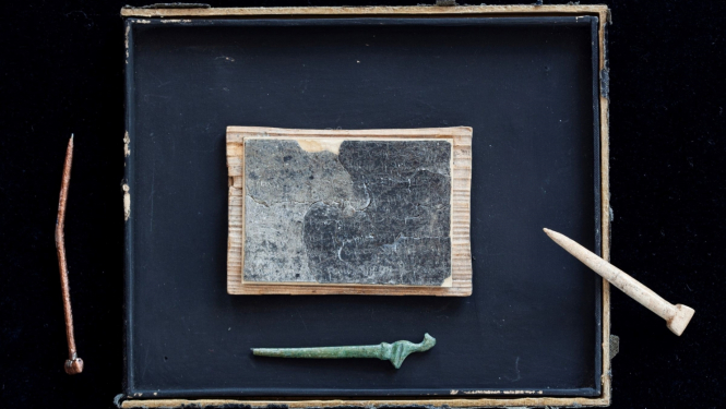Izstādes “Viduslaiku Rīgas rakstāmlietas” eksponātu kompozīcija – vaska tāfelīte un stili. Foto: Astrīda Meirāne