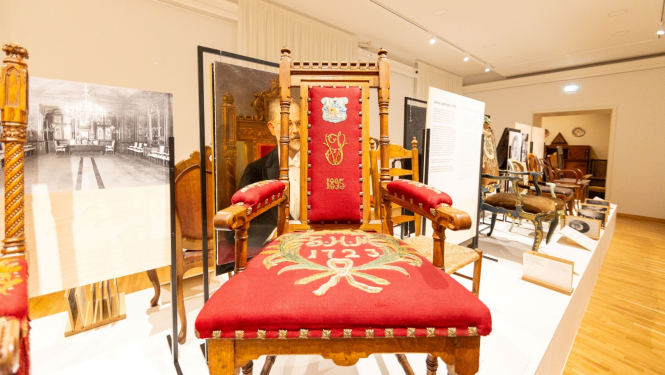 Ieskats izstādē “Katram savs krēsls. Krēsli un sēdēšana Rīgā no 13. gadsimta līdz mūsdienām”. Foto: Edgars Kišuro