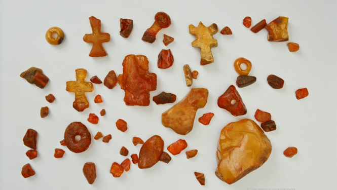 Dzintara gabaliņu un izstrādājumu kompozīcija. No Rīgas vēstures un kuģniecības muzeja krājuma. Foto: Ilgvars Gradovskis.