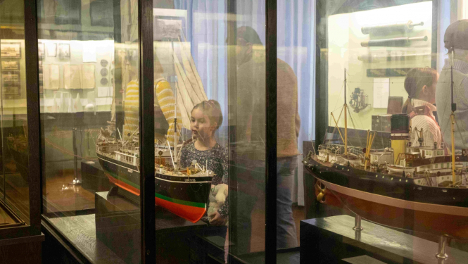 Rīgas vēstures un kuģniecības muzeja Latvijas kuģniecības vēstures ekspozīcijas fragments.