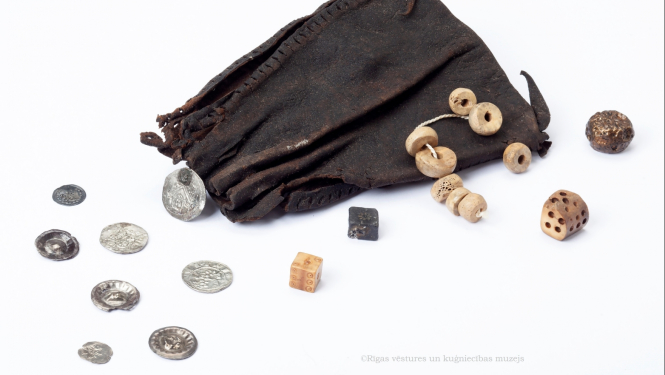 Hanzas perioda priekšmetu kompozīcija – ādas naudas maks, monētas, lūgšanu krelles, spēļu kauliņi. 13.-16. gs. Rīgas vēstures un kuģniecības muzeja krājums.