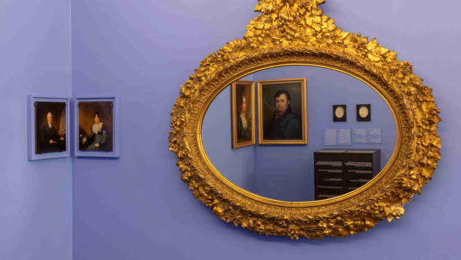 Izstādes “Saderīgi pāri” ekspozīcijas fragments. Foto: Astrīda Meirāne.