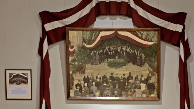 Viļa Rīdzenieka lielformāta kolorētā fotogrāfija „Latvijas valsts pasludināšana 1918. gada 18. novembrī”