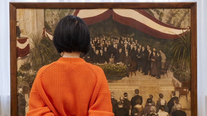 Rīgas vēstures un kuģniecības muzejā no 2024. gada 13. līdz 24. novembrim apskatāma Viļa Rīdzenieka lielformāta kolorētā fotogrāfija „Latvijas valsts pasludināšana 1918. gada 18. novembrī”, Foto: A. Meirāne (RVKM)