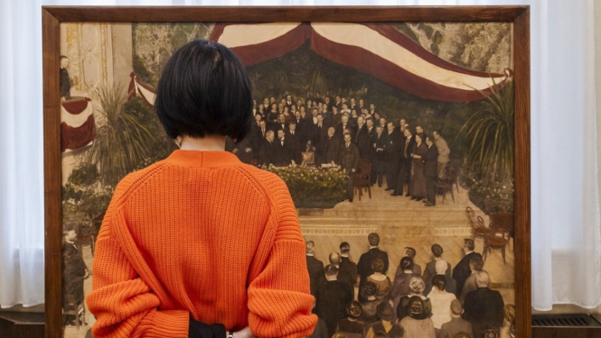 Viļa Rīdzenieka lielformāta kolorētā fotogrāfija „Latvijas valsts pasludināšana 1918. gada 18. novembrī”, foto: A. Meirāne (RVKM)