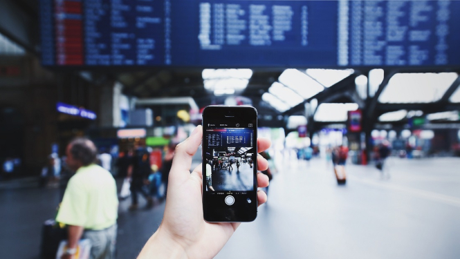 Cilvēks ar viedierīci