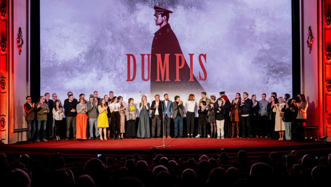 Aktieri uz skatuves filmas pirmizrādē