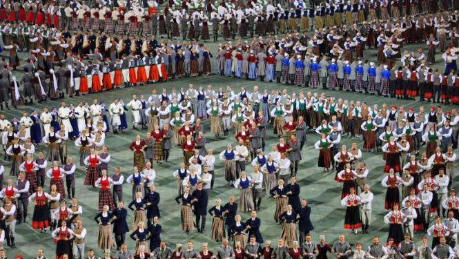 Dejotāji uz skatuves