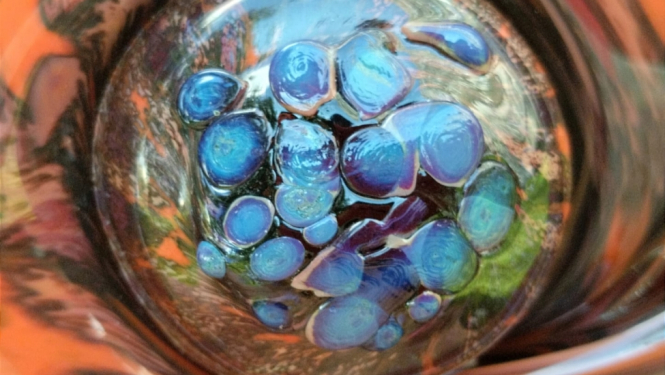 Mākslinieces Ingas Jaunzemes stikla izstāde “Gaismas upe” darba fragments