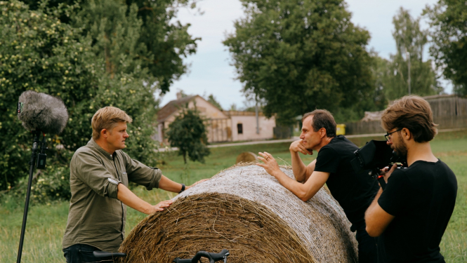Filmēšanas grupa lauku ainavā