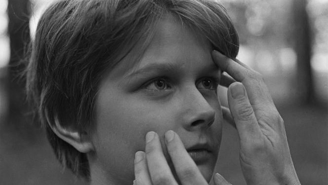 Filmas kadrs ar zēnu