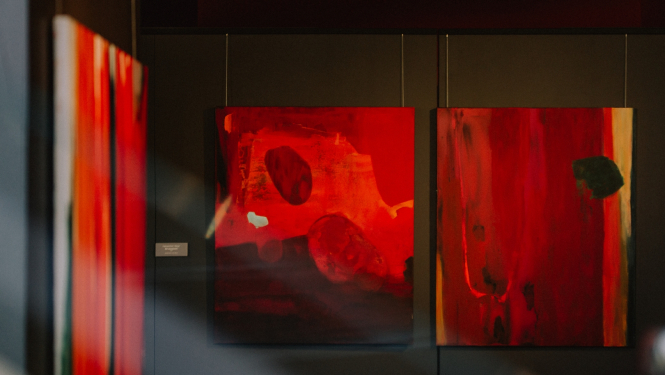 Glezna sarkanā un melnā krāsā