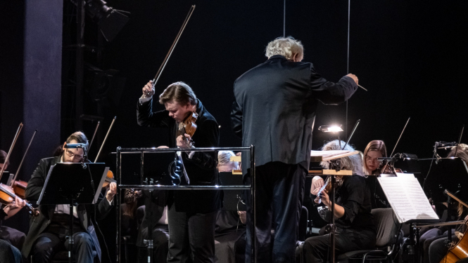Liepājas simfoniskais orķestris un vijolnieks Daniils Bulajevs, foto: Raimonds Subatovičs