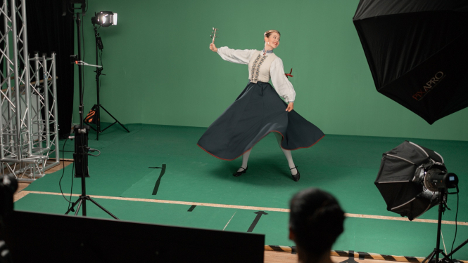 Top multimediāla dejas izrāde “Latvju zīmēs rotāties”.