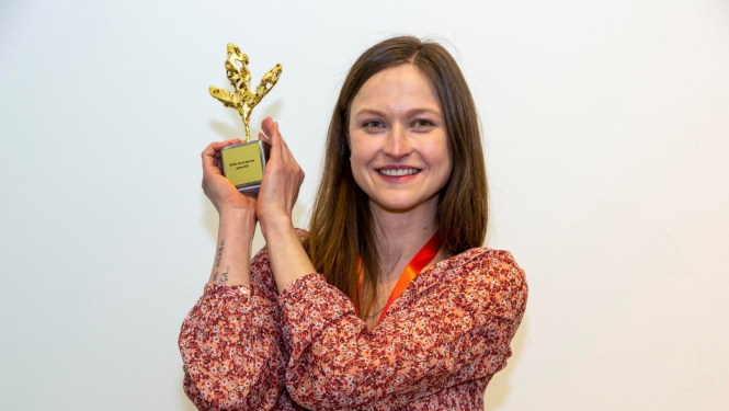 Režisore Alīna Gorlova ar festivāla „goEast” Zelta Lilijas balvu.