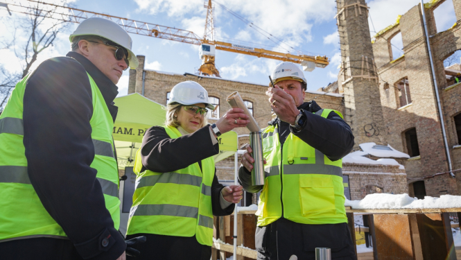 “Riga Makerspace” pamatos tiek ievietota laika kapsula nākotnei