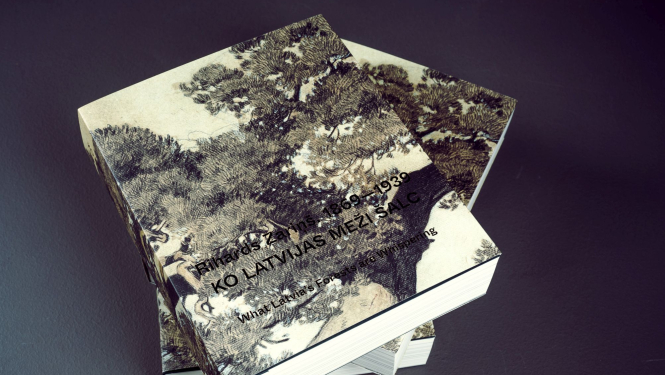 Rakstu krājums “Rihards Zariņš. 1869–1939. Ko Latvijas meži šalc”. Dizains: Mārtiņš Ratniks. 2021. Foto: Otto Strazds