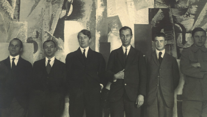 Rīgas mākslinieku grupa kafejnīcā “Sukubs”. 1920. No kreisās: Romans Suta, Niklāvs Strunke, Valdemārs Tone, Jēkabs Kazaks, Konrāds Ubāns, Oto Skulme. Publicitātes foto