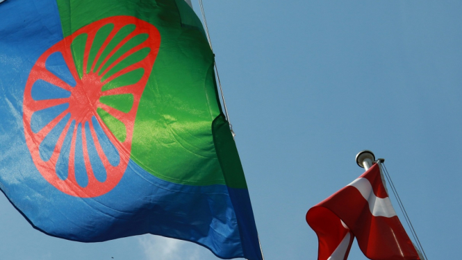 Romu karogs un Latvijas karogs