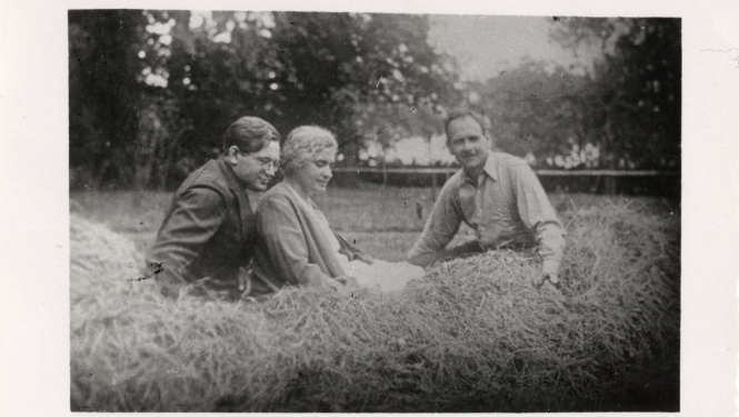Foto no RMM krājuma: attēlā rakstnieki Konstantīns Raudive, Zenta Mauriņa, Pauls Pētersons sēž siena kaudzē Mūrmuižā 1935. gadā, RTMM 456940.
