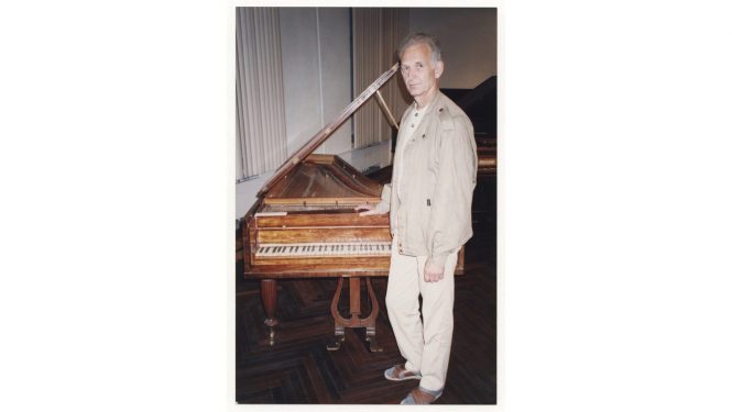 Latvijas mūzikas instrumentu būvētāju rādītāja autors Elmārs Zemovičs (1938)