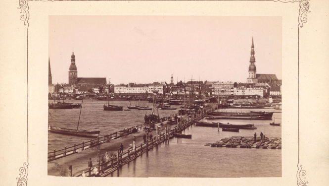 Pastkarte “Rīgas panorāma ar plostu tiltu” 19.gs. Foto: Kārlis Šulcs (Carl Schulz). RVKM krājums.