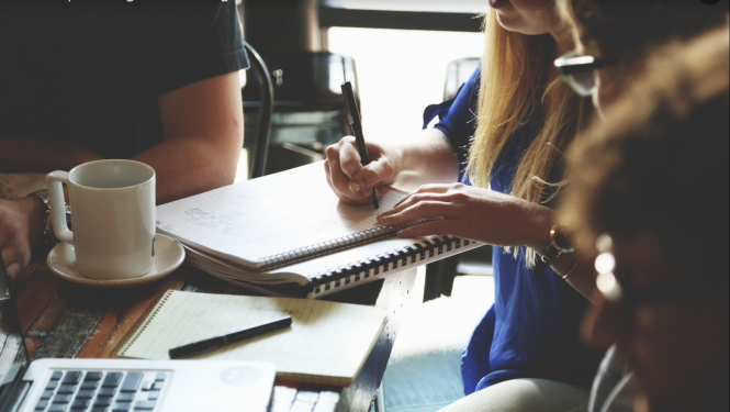 Cilvēku grupa tikšanās laikā