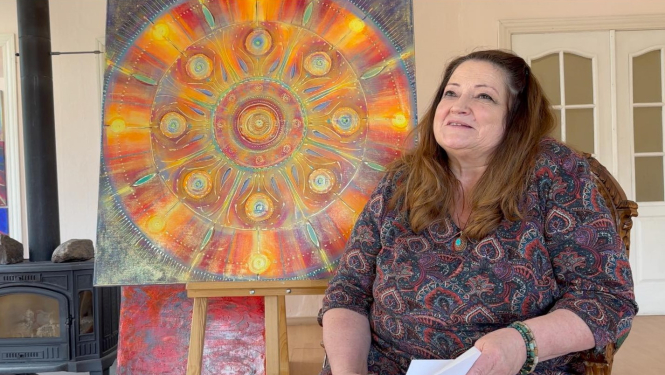 Māksliniece Sandra Strēle ar darbu O. Vācieša muzejā